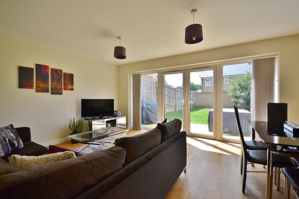 Flora Road, Bushey 4 bed semidetached house £555,000