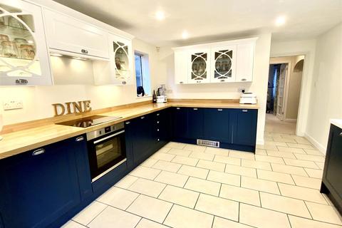15 Hall Close, Old Stratford, Milton Keynes, MK19 6NH