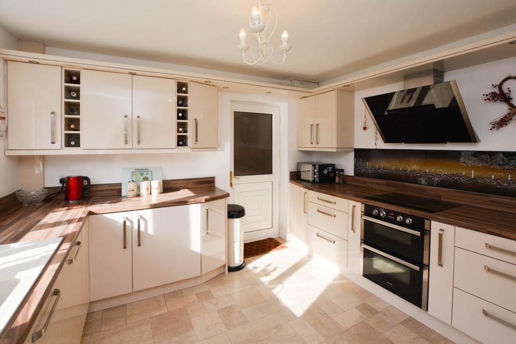 Cranleigh, Standish, Wigan, WN6 0EU 4 bed detached house £400,000