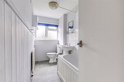 4 Master Close, Oxted, RH8 9NA