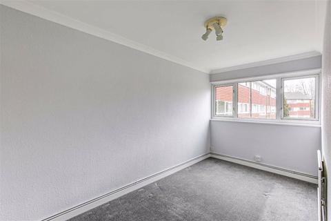 4 Master Close, Oxted, RH8 9NA