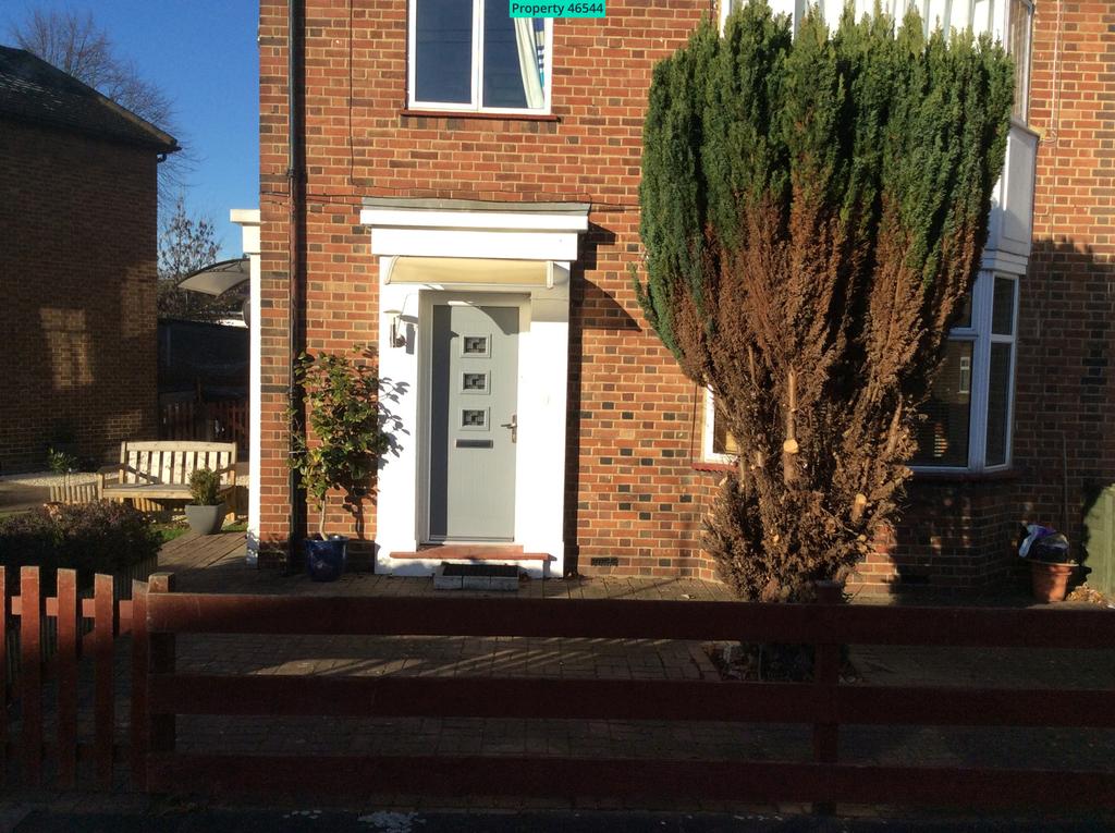 Wordsworth Avenue, Greenford, UB6 9AA 2 bed ground floor £1,425 pcm (£329 pw)