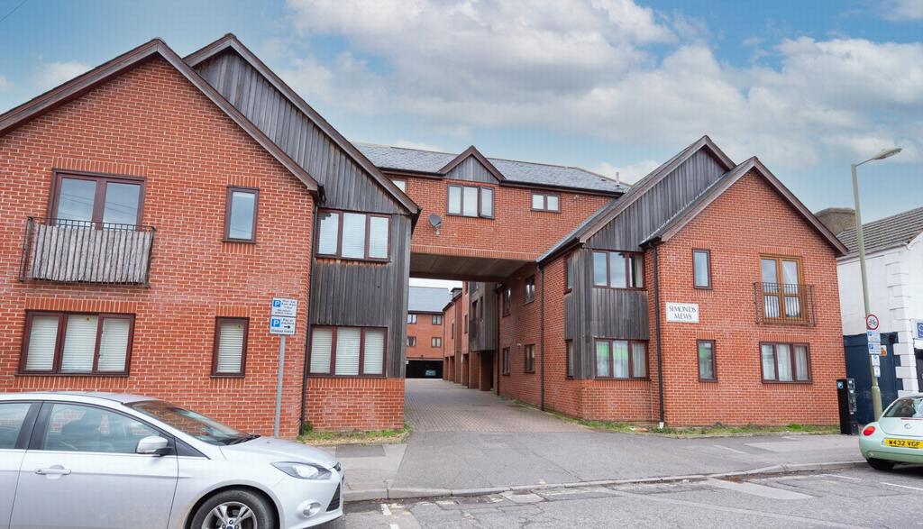 Queens Road, Farnborough, GU14 2 bed apartment £225,000