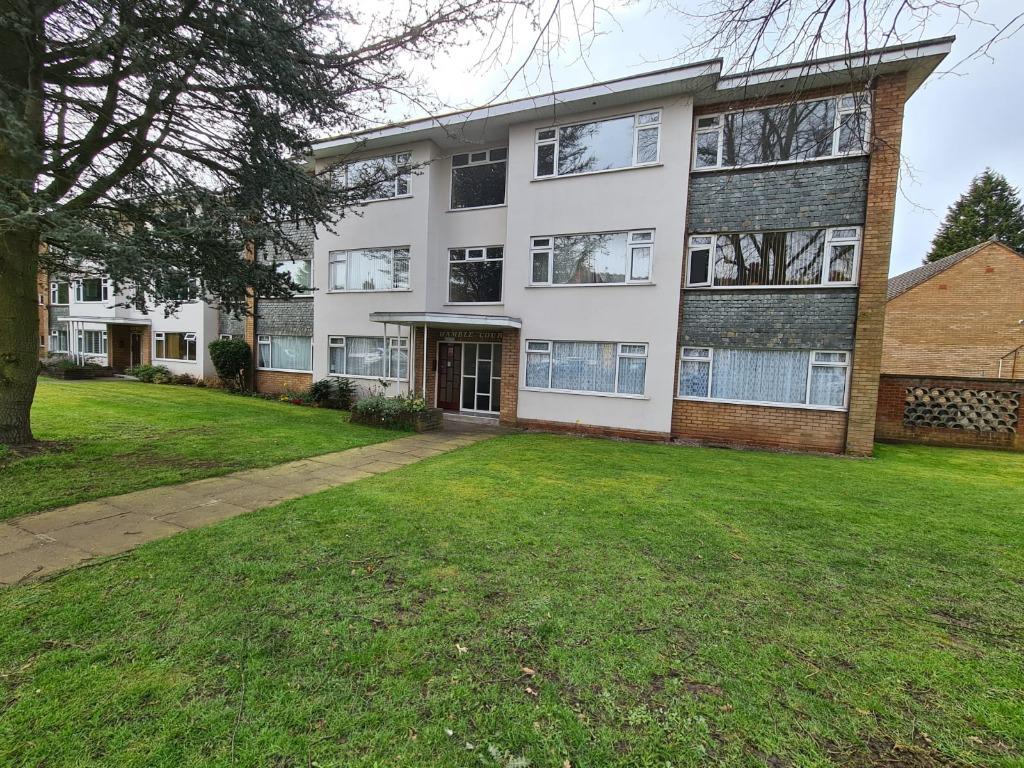 Park Road, Sutton Coldfield, B73 2 bed flat £725 pcm (£167 pw)