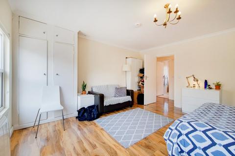 Studio to rent, Lisson Grove, London