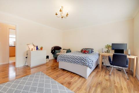 Studio to rent, Lisson Grove, London