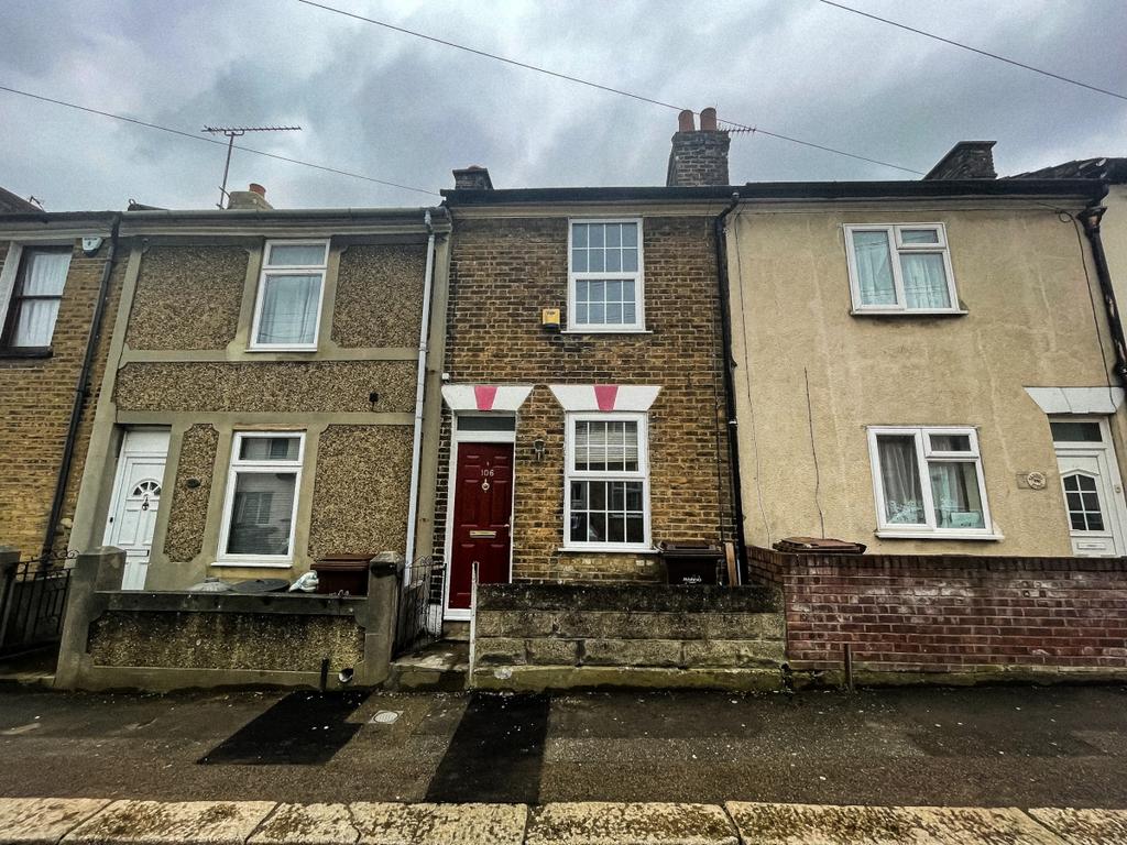 Saxton Street Gillingham ME7 2 bed terraced house £900 pcm (£208 pw)