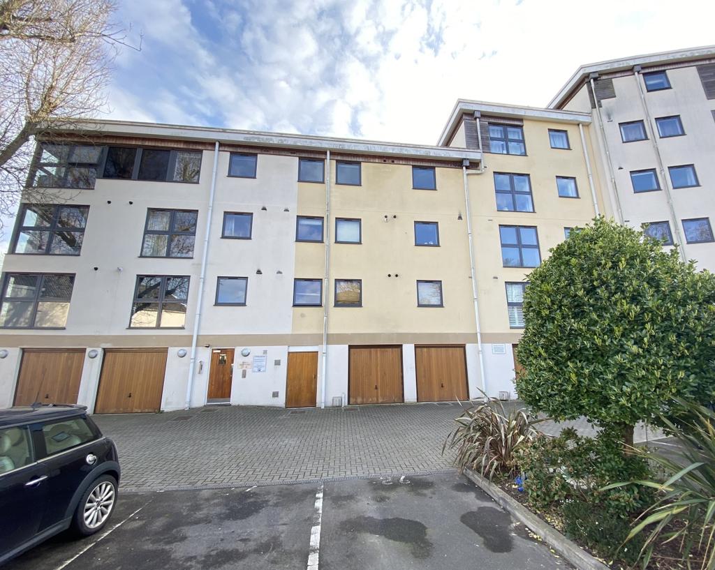 Clifford Way Maidstone ME16 2 bed apartment £1,100 pcm (£254 pw)