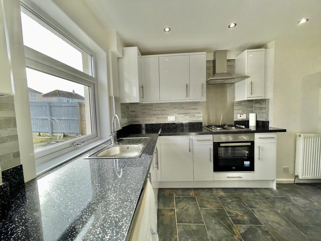 42 Blackthorn Avenue, Beith 3 bed semidetached house £105,000