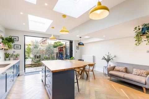 20b Goodwin Road, London, W12 9HX
