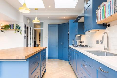 20b Goodwin Road, London, W12 9HX