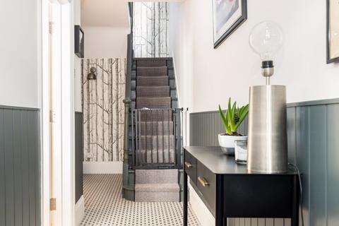 20b Goodwin Road, London, W12 9HX