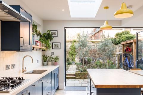 20b Goodwin Road, London, W12 9HX