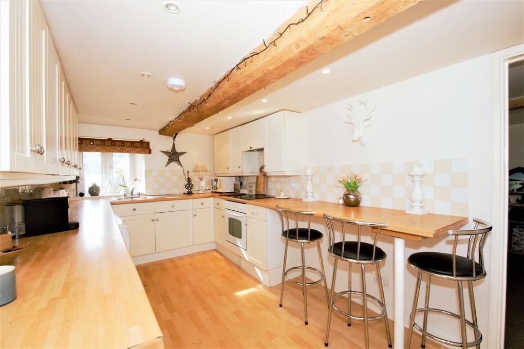 Kitchen with breakfast bar