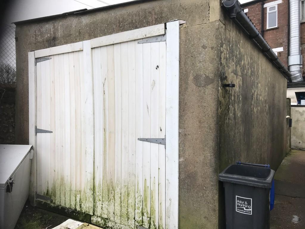 Middle Road Shoreham by Sea Garage £150 pcm (£35 pw)