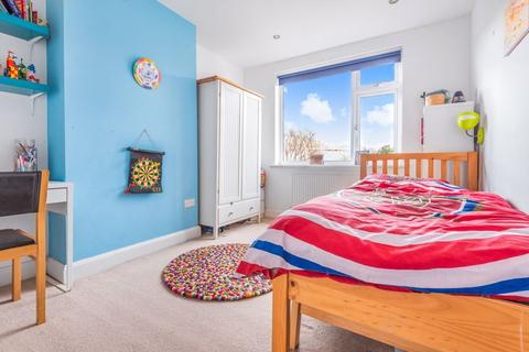 35 Lynwood Drive, Worcester Park, KT4 7AA