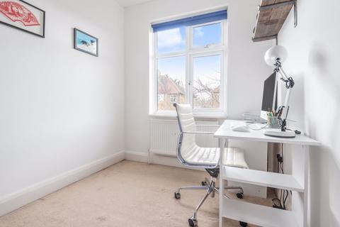 35 Lynwood Drive, Worcester Park, KT4 7AA