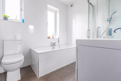 35 Lynwood Drive, Worcester Park, KT4 7AA
