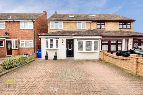 17 Cardinal Way, Rainham, RM13 9RB