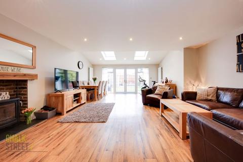 17 Cardinal Way, Rainham, RM13 9RB