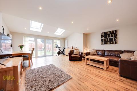 17 Cardinal Way, Rainham, RM13 9RB