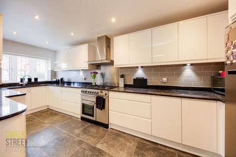 17 Cardinal Way, Rainham, RM13 9RB