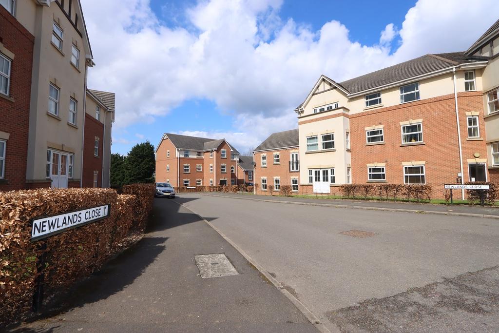 Newlands Close, Hagley, Stourbridge, DY9 2 bed apartment £150,000