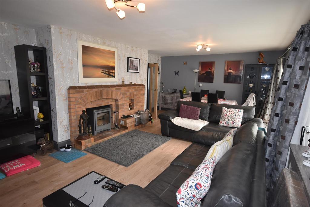 Kirton Park, Kirton, Newark 3 bed detached bungalow £210,000