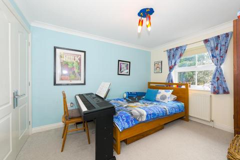 7 Holland Close, Epsom, KT19 8RW