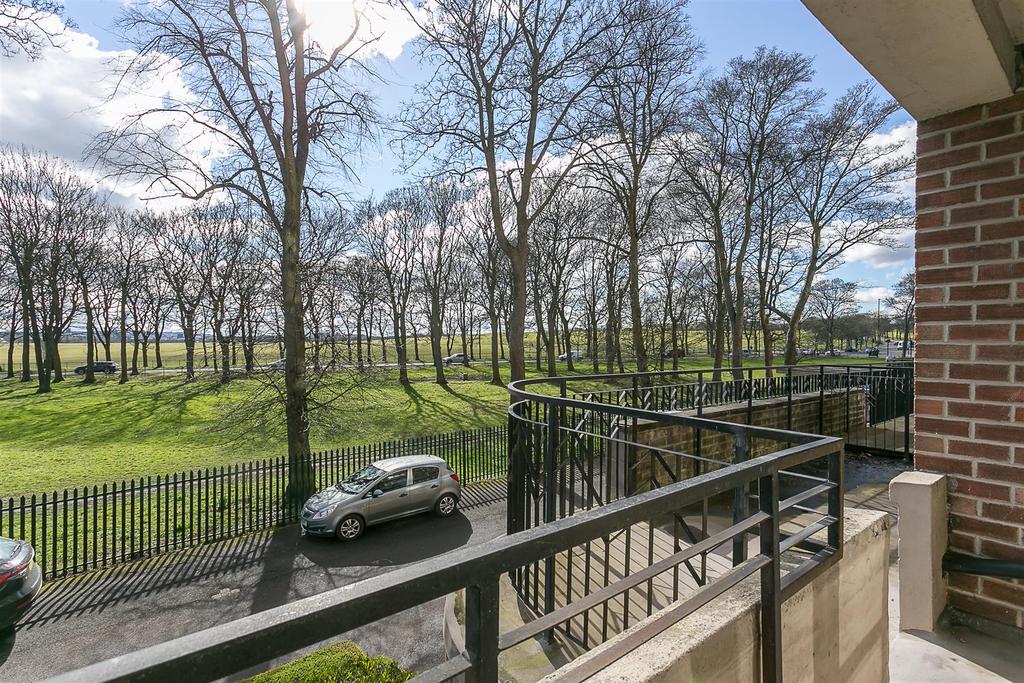 Moor Court, Westfield, Gosforth 2 bed flat £1,000 pcm (£231 pw)