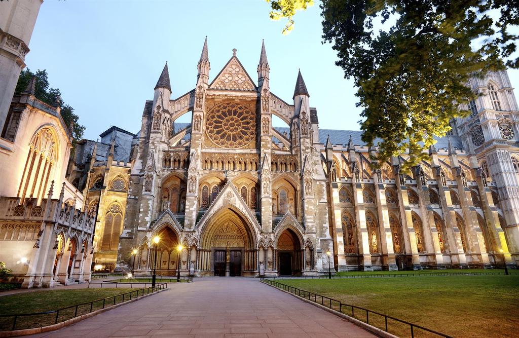 Westminster Abbey at dusk.jpg