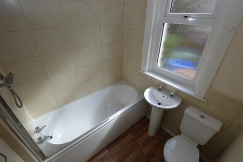 2 bedroom flat to rent, Beatty Crescent, Kirkcaldy, KY1