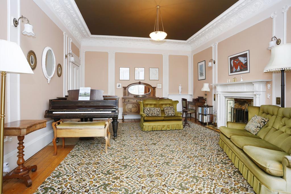 Drawing Room/Double Bedroom 1