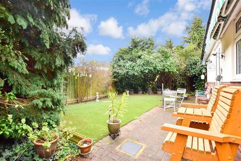 1a Shepherds Close, Romford, RM6 5AD