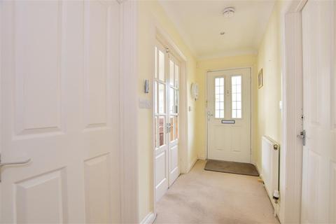 1a Shepherds Close, Romford, RM6 5AD