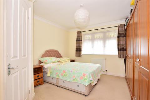 1a Shepherds Close, Romford, RM6 5AD