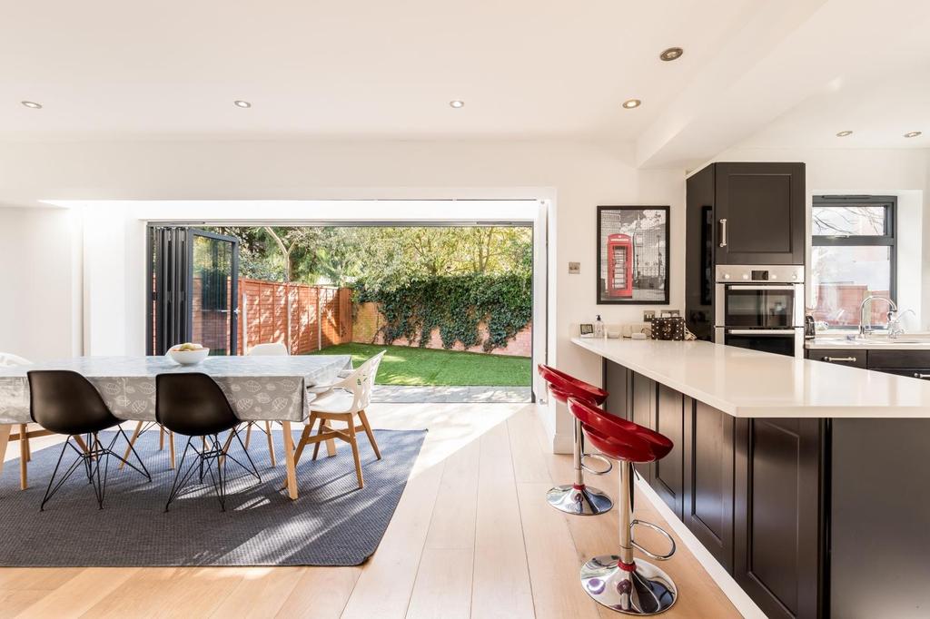 Vivienne Close, Twickenham, TW1 4 bed semidetached house £1,450,000