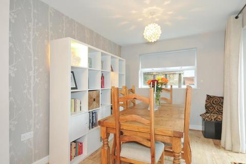 25 Dean Close, High Wycombe, HP12 3NS