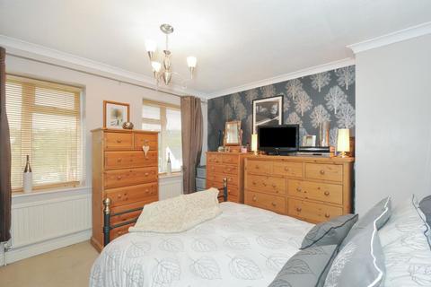 25 Dean Close, High Wycombe, HP12 3NS