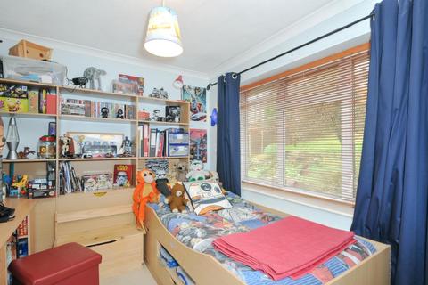25 Dean Close, High Wycombe, HP12 3NS