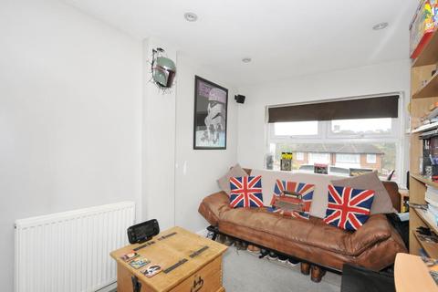 25 Dean Close, High Wycombe, HP12 3NS