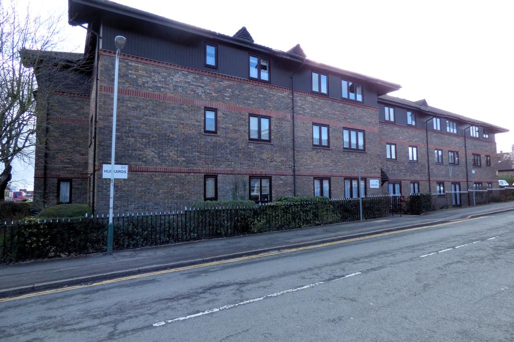 Waldegrave Gardens, Upminster RM14 1 bed retirement property £235,000