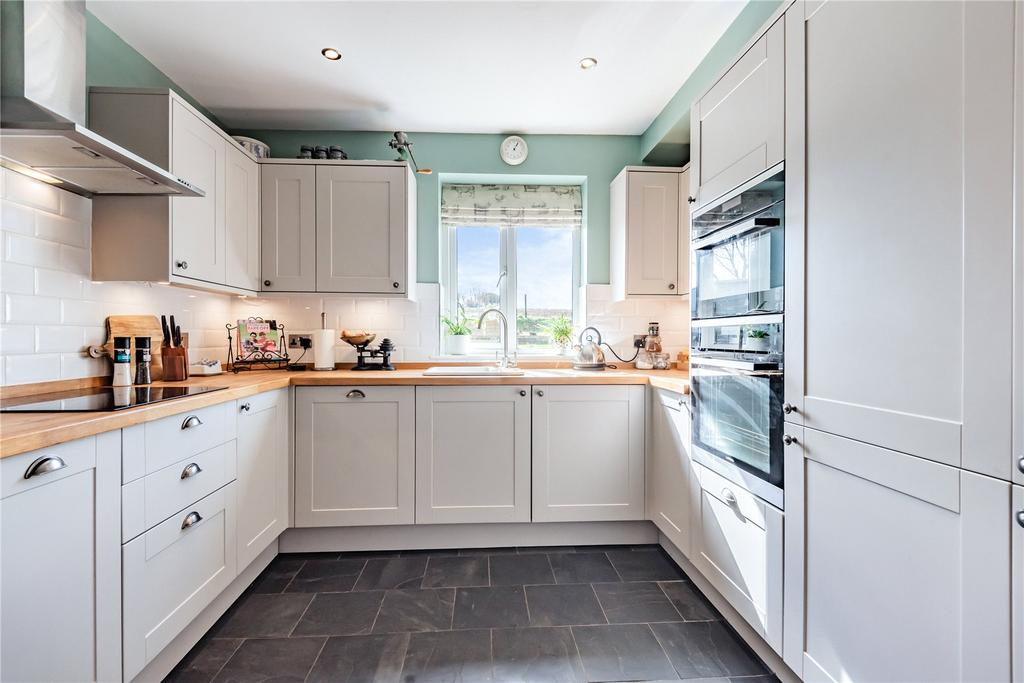 Roberts Road, Barton Stacey, Winchester, SO21 2 bed semidetached house £350,000