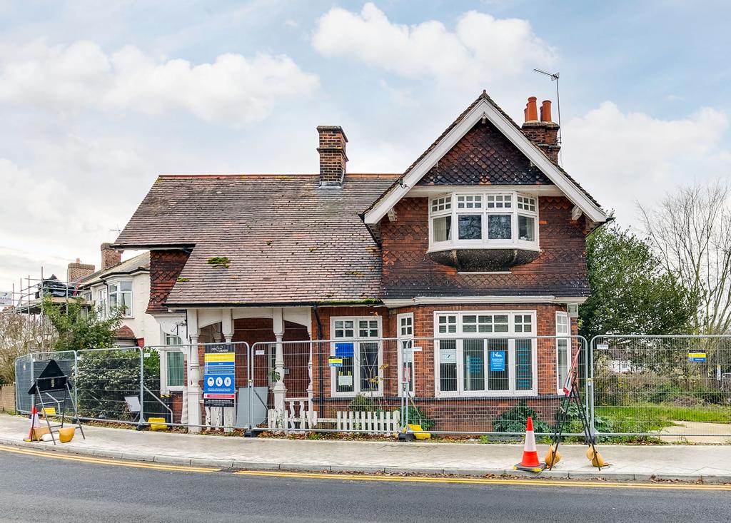 Glenburnie Road, SW17 3 bed detached house £750,000
