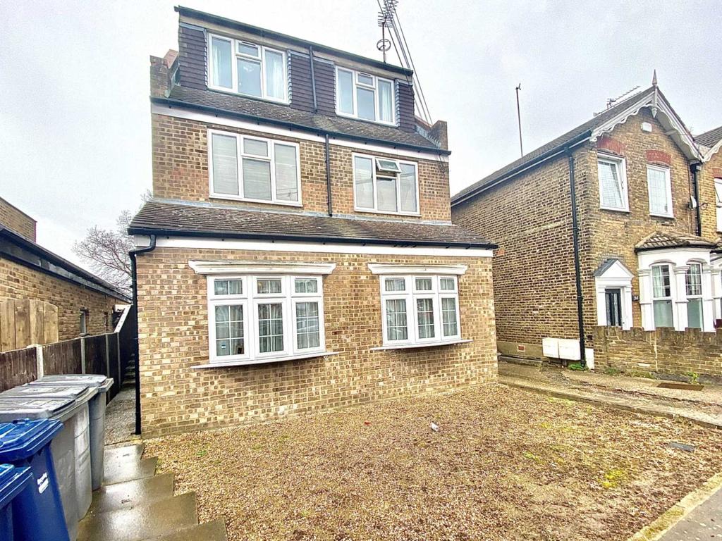 Holly Park Road, Friern 1 bed flat £1,200 pcm (£277 pw)