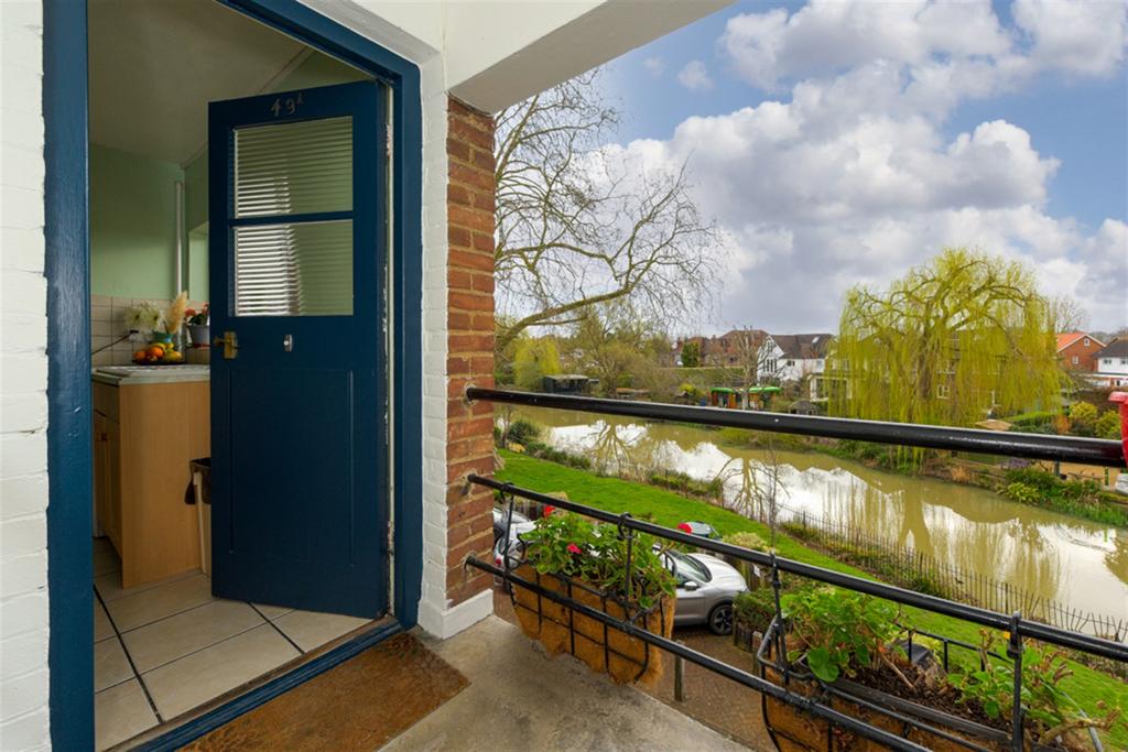 Kingfisher Court, East Molesey 2 bed apartment £425,000