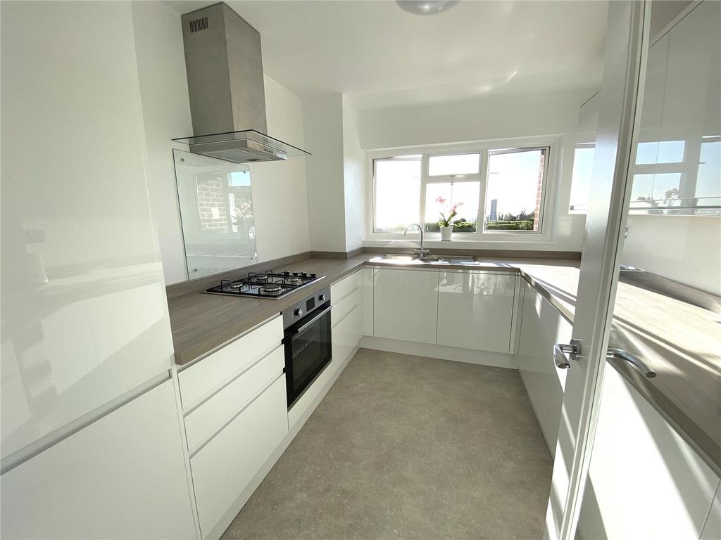 Dolphin Court, Cliff Road, Eastbourne, BN20 2 bed apartment £299,000