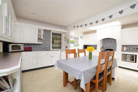 28 Furze Road, Worthing, BN13 3BH