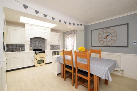28 Furze Road, Worthing, BN13 3BH