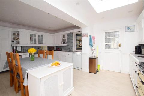 28 Furze Road, Worthing, BN13 3BH
